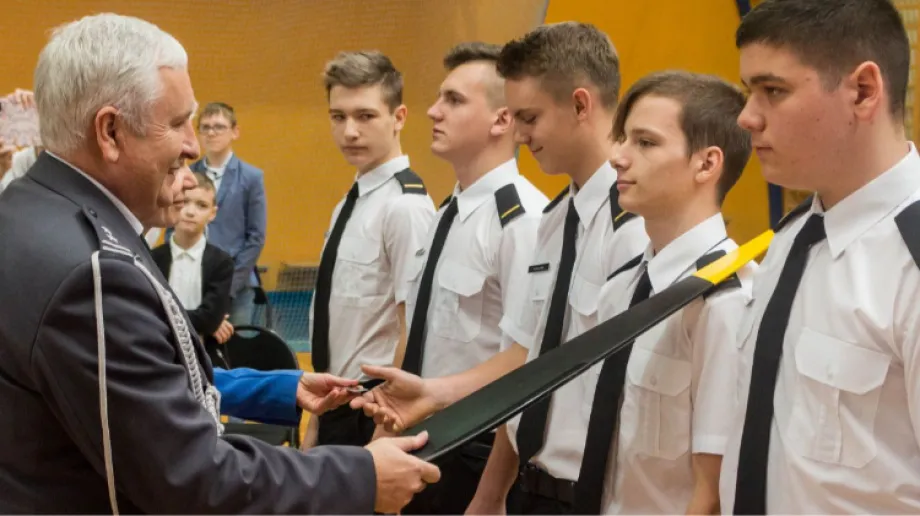 W hali sportowej przy Szkole Podstawowej w Nagoszewie odbyło się ślubowanie uczniów klasy pierwszej technik awionik Technikum Lotniczego w Nago