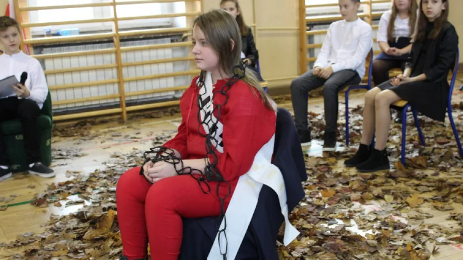 Społeczność szkolna ostrowskiej "jedynki" obchodziła odzyskanie przez Polskę niepodległości. Głównym punktem obchodów była uroczysta aka