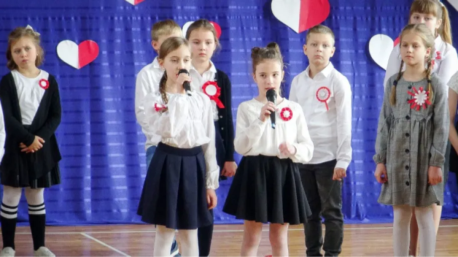 W ostrowskiej "dwójce" pamiętali o Narodowym Święcie Niepodległości. Uroczysty apel, na pamiątkę 101 rocznicy odzyskania przez Polskę niep