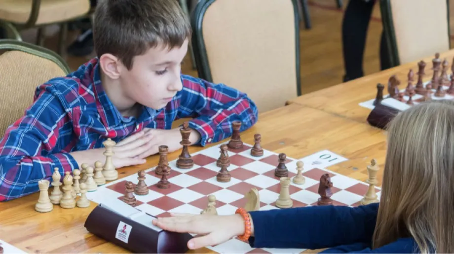 Ponad setka szachistów wystartowała w siódmej edycji mistrzostw powiatu ostrowskiego. Zawodnicy grali w dwóch turniejach.
[foto]21809[/foto]
