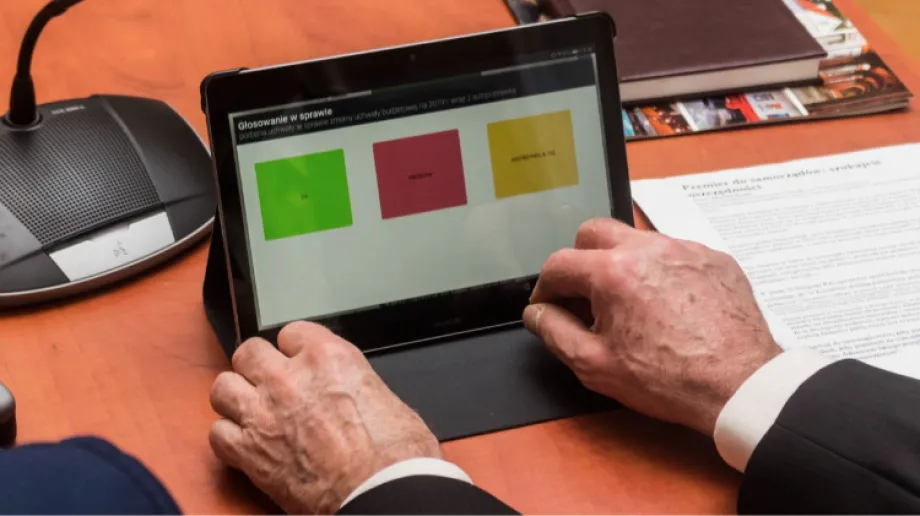 Odbyła się nadzwyczajna sesja rady miasta dotycząca opłat za zagospodarowanie odpadami na terenie miasta. W burzliwej dyskusji rozmawiano o tym