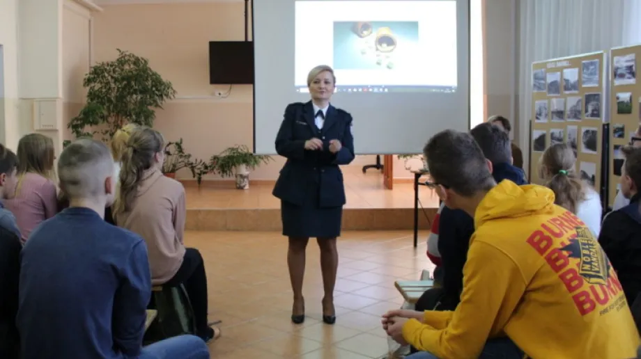 Uczniowie małkińskiego Staszica wzięli udział w szkoleniu dotyczącym zagrożeń związanych z uprawianiem hazardu oraz graniem w gry hazardowe