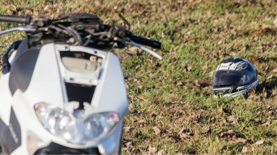 Do niecodziennego zdarzenia drogowego doszło wczoraj w Kietlance (gm. Zaręby Kościelne). 34-latek z powiatu ostrowskiego, jadący skuterem, zako