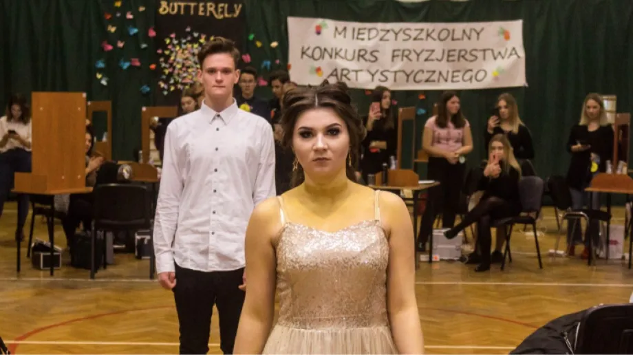 W kolejnym ostrowskim festiwalu fryzjerstwa artystycznego, który w tym roku odbył się pod hasłem "Butterfly" wzięło udział siedemnaście ucz