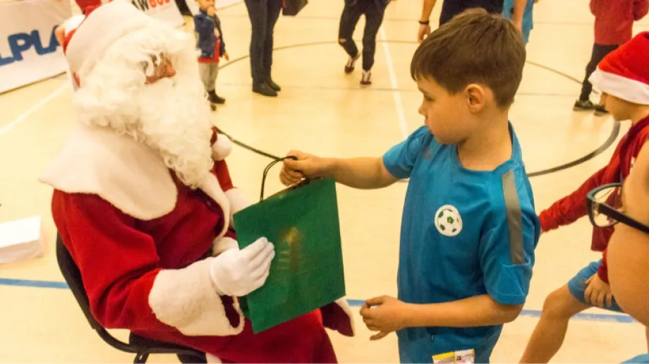 W hali sportowej przy Liceum Ogólnokształcącym im. Mikołaja Kopernika odbyły się mikołajki dla dzieci z UKS Akademia Piłkarska Ostrów Mazo
