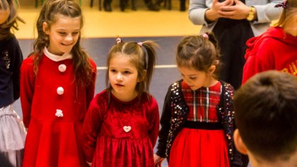 Ostrów Mazowiecka - Święty Mikołaj wręczył paczki w ręce dzieci objętych pieczą 