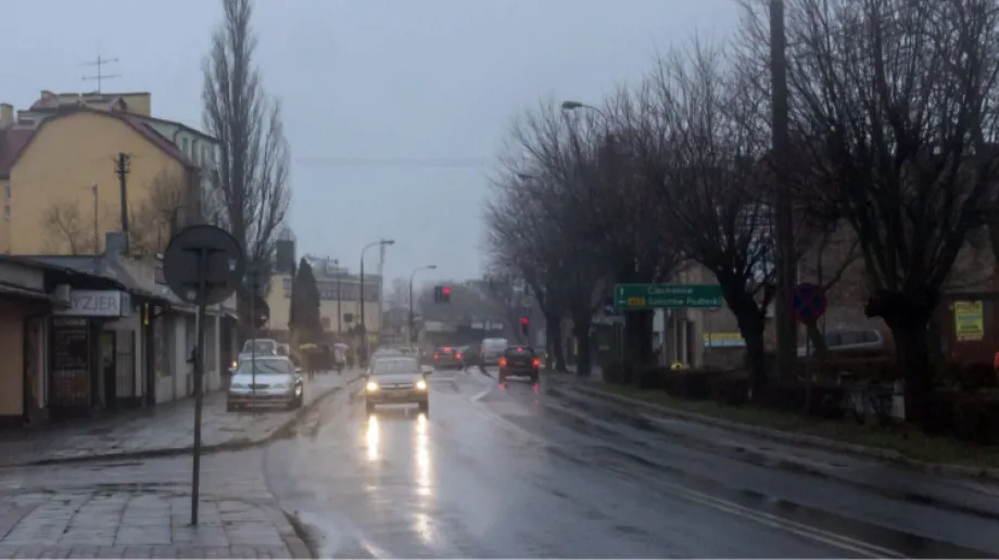 Sobota zapowiada się pochmurno. Okresami będą występowały opady deszczu, deszczu ze śniegiem lub - zwłaszcza wieczorem - samego śniegu. Ter