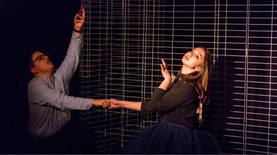 W tymczasowej siedzibie teatru Scena Kotłownia odbyła się premiera nowego spektaklu pt. "Dziewczynka zbyt śliczna". Na scenie wystąpili zasłu