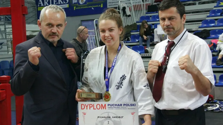 Niezwykłe osiągnięcie zanotowała na swoim koncie Michalina Chrobot. Zawodniczka Ostrowskiego Klubu Karate Kyokushinkai zdobyła złoty medal po