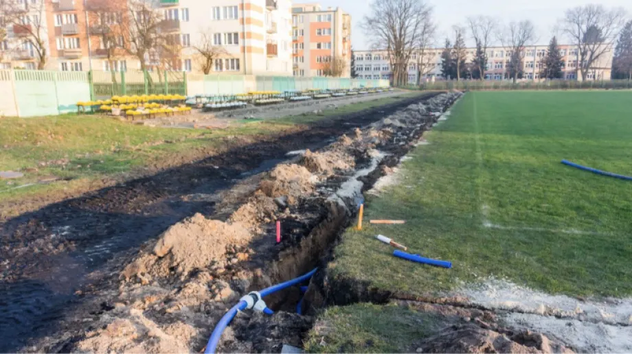 Ostrów Mazowiecka wreszcie doczekała się remontu stadionu miejskiego. W ramach prac powstanie m.in. automatyczna instalacja nawodnienia murawy o