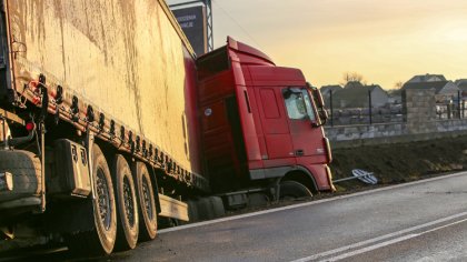 Ostrów Mazowiecka - Do zdarzenia drogowego z udziałem ciężarówki doszło dzisiejs