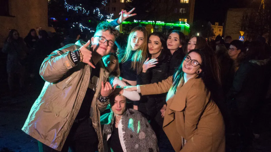 Tuż przed północą na placu przed ostrowskim magistratem mieszkańców Ostrowi Mazowieckiej przywitał burmistrz miasta Jerzy Bauer.
[foto]2215