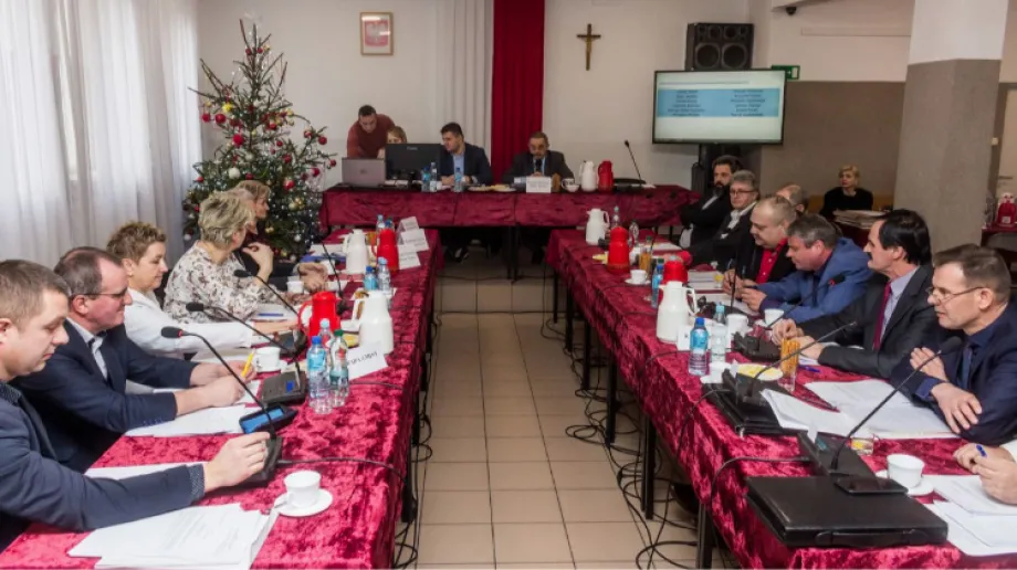 Siedemnasta sesja rady gminy Małkinia Górna odbyła się dziś w Gminnym Ośrodku Kultury i Sportu. Podczas obrad, czternastu z piętnastu radnyc