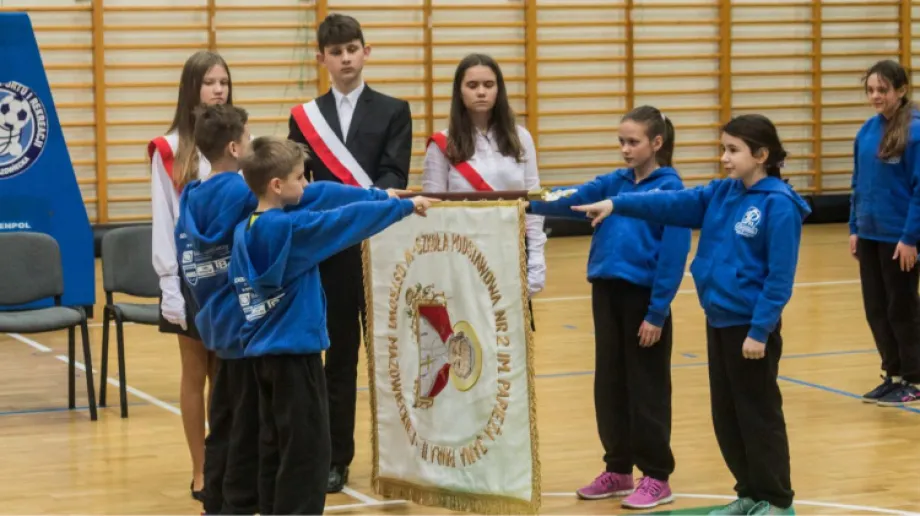 Młodzi uczniowie z klasy sportowej Szkoły Podstawowej nr 2 im. Jana Pawła II złożyli uroczyste ślubowanie. Na uroczystości obecni byli preze