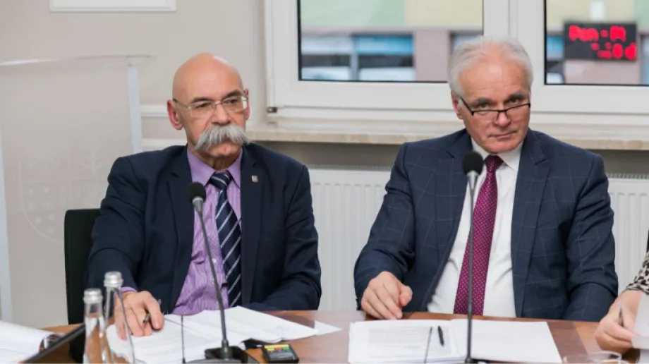 W sali konferencyjnej Starostwa Powiatowego w Ostrowi Mazowieckiej, w czwartek 30 stycznia, podczas sesji dziewiętnastu radnych przegłosowało sz