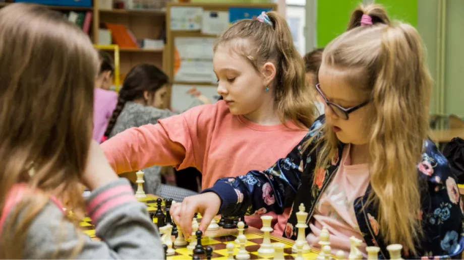 Zajęcia feryjne w Szkole Podstawowej nr 3 w Ostrowi Mazowieckiej rozkręciły się na dobre. Zajęcia szachowe połączone z grami i zabawami oraz