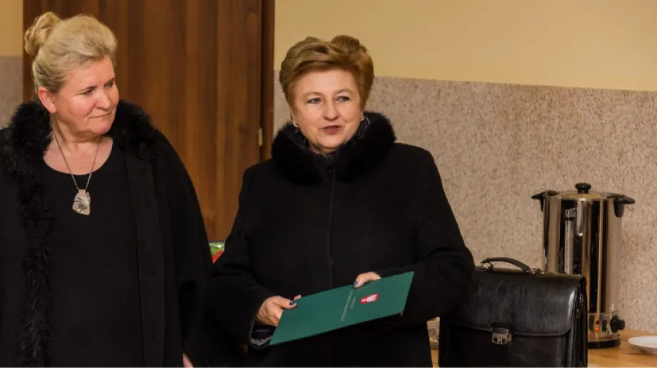 W remizie Ochotniczej Straży Pożarnej w Glinie, w towarzystwie przedstawicieli władz samorządowych oraz zarządu województwa mazowieckiego, od