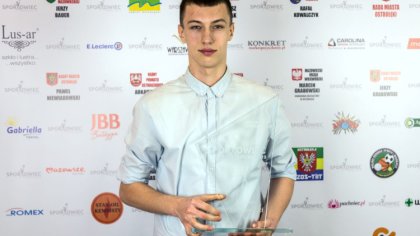 Ostrów Mazowiecka - Kacper Stepnowski, 16-letni bramkarz ostrołęckiej Narwi, zaj