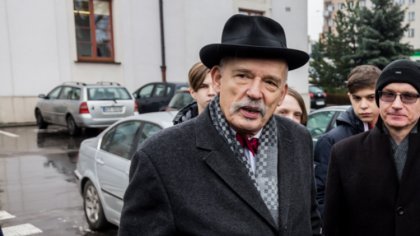 Ostrów Mazowiecka - Pomimo niesprzyjającej pogody przed budynkiem ostrowskiego r