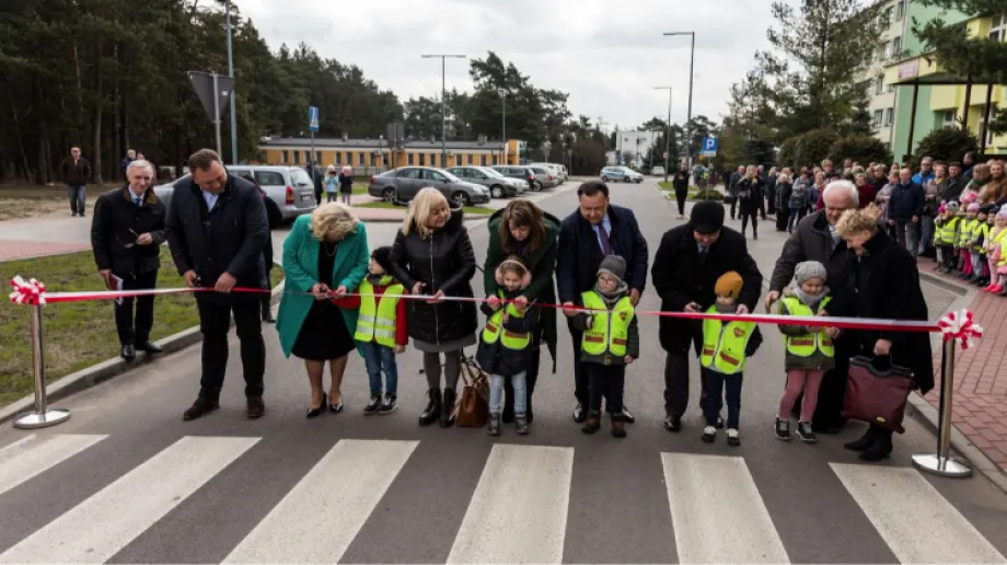 Obok małkińskiego przedszkola samorządowego odbyło się oficjalne otwarcie wyremontowanej ulicy Przedszkolnej. W uroczystym przecięciu wstęgi