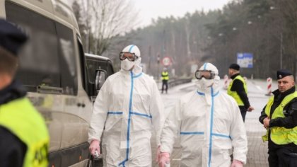 Ostrów Mazowiecka - Umundurowani funkcjonariusze policji wspierając służby sanit