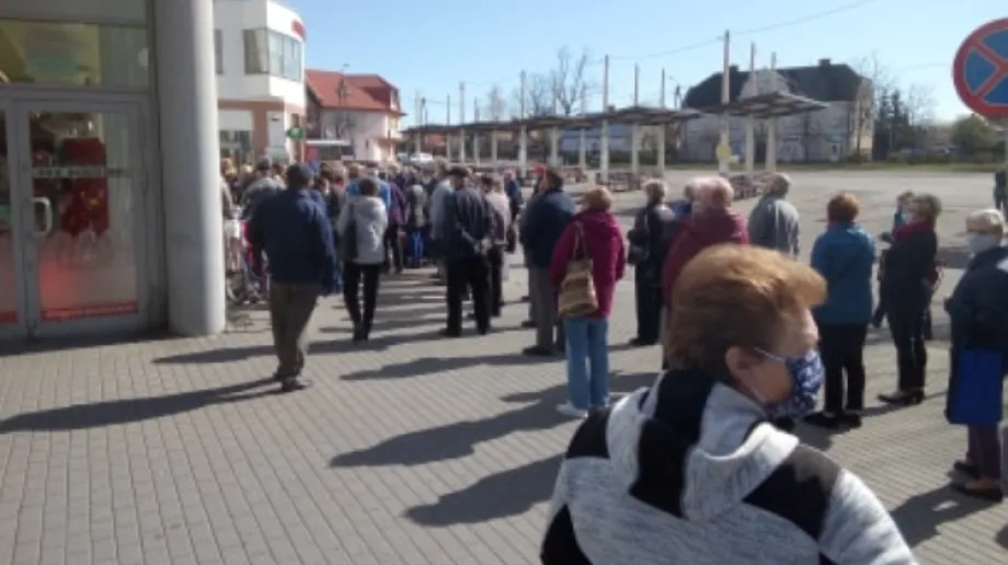 W czwartek 16 kwietnia pod sklepem Lewiatan przy ul. Widnichowskiej grupa Wzywamy Pomoc działająca w Ostrowi Mazowieckiej rozdawała maski ochron
