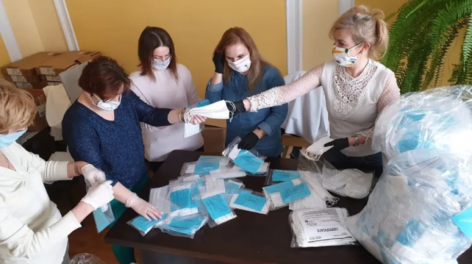 Gmina Boguty-Pianki dostarczyła z pomocą strażaków OSP Boguty-Pianki do każdego gospodarstwa domowego maseczki ochronne.  
[foto]23116[/fot