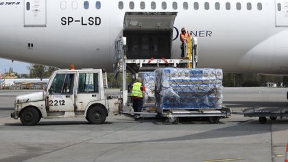 Ostrów Mazowiecka - Na warszawskim lotnisku wylądował samolot, który przywiózł z