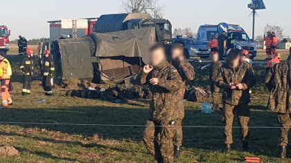 Ostrów Mazowiecka - Ponad 20 żołnierzy podróżowało ciężarówką, która wypadła z d