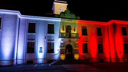 Ostrów Mazowiecka - Budynek miejskiego ratusza, w niedzielny wieczór, został pod