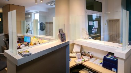 Ostrów Mazowiecka - Szklana szyba oddzielająca - ochronna - stojąca samoczynnie 