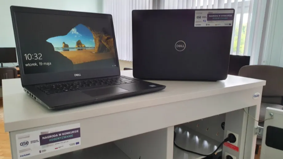 W trzech ostrowskich szkołach podstawowych powstały mobilne pracownie internetowe. Każda z nich ma wartość powyżej 65 tysięcy złotych.
[fo