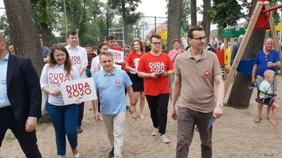 Premier Mateusz Morawiecki przybył dzisiaj z wizytą do Ostrowi Mazowieckiej. Podczas przechadzki po ostrowskim mieście spotykał się i rozmawia