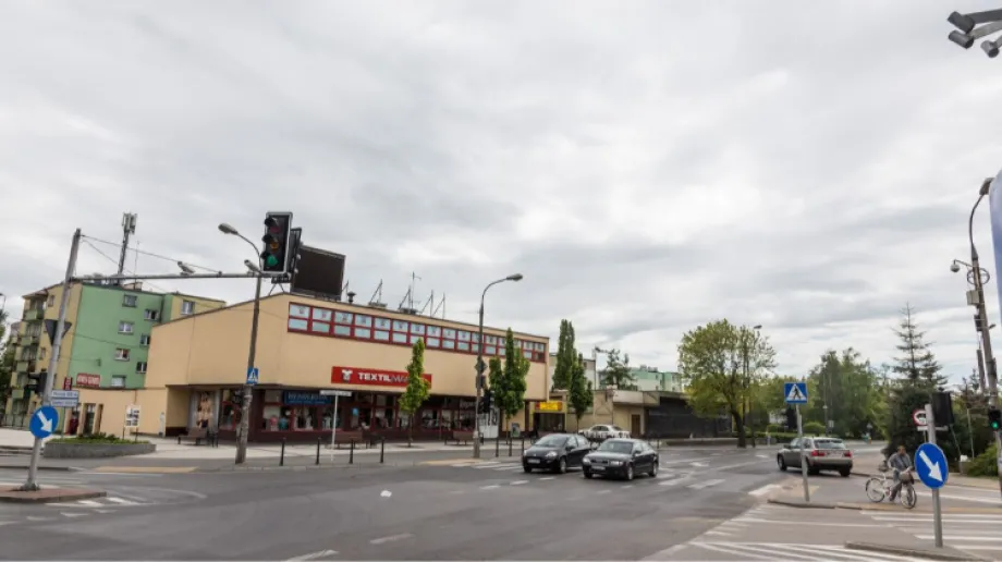 W piątek w całym kraju mogą pojawiać się przelotne opady deszczu i burze (10-30 mm). Na wschodzie może spaść grad. Termometry pokażą od 2