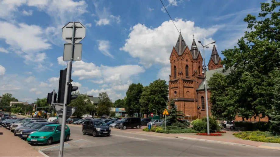W całym kraju na ogół słonecznie, choć wszędzie na niebie będzie widać trochę chmur, z których na północy i w centrum może spaść prz