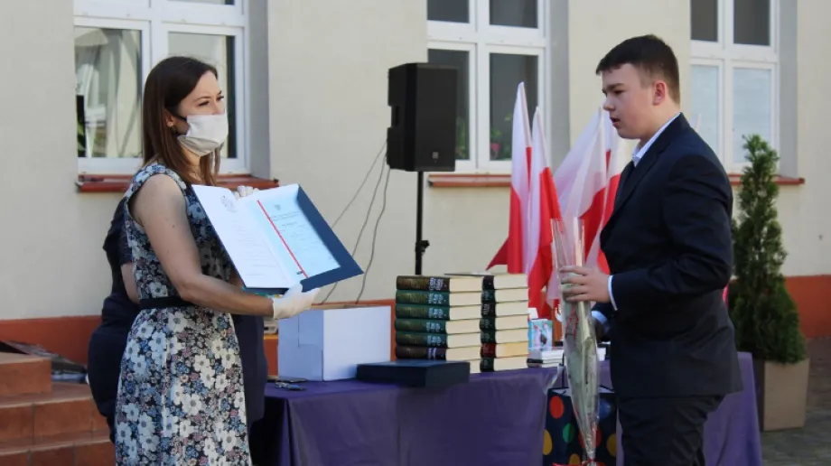 Uczniowie klas ósmych pożegnali mury Szkoły Podstawowej nr 1 w Ostrowi Mazowieckiej. Było to inne, nietypowe, wyjątkowe pożegnanie, z przestr