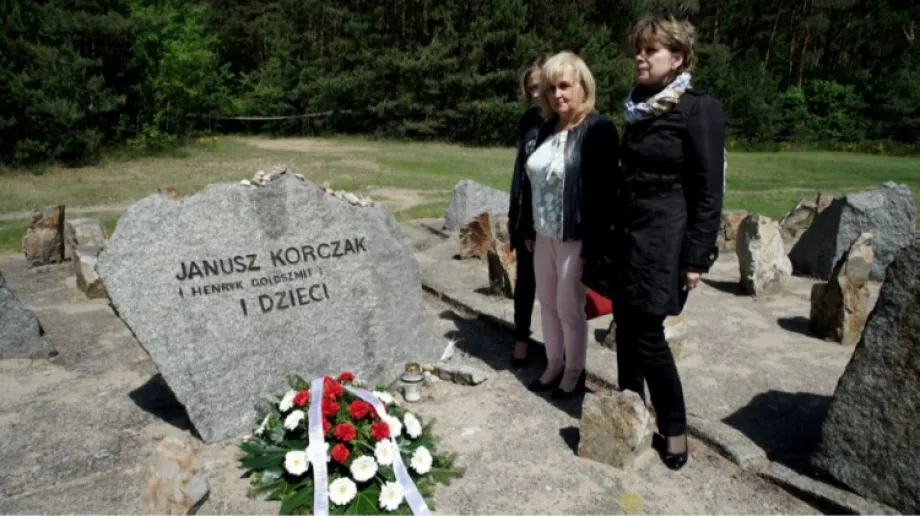 1 czerwca przypada święto patrona Szkoły Podstawowej nr 3 w Ostrowi Mazowieckiej. Dyrektor Elżbieta Mariańska wraz z nauczycielami złożyli k