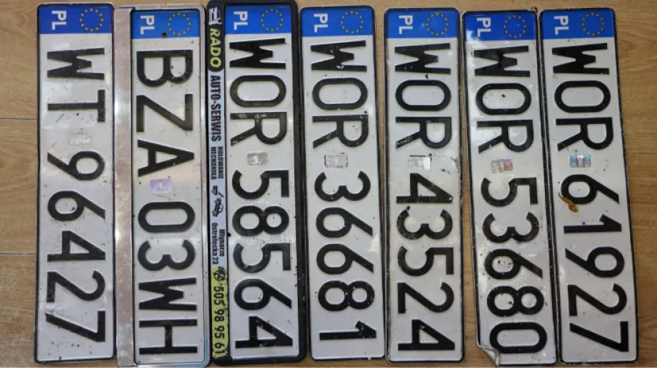 Po wczorajszej ulewie, która miała miejsce w Ostrowi Mazowieckiej, znaleziono tablice rejestracyjne do różnych pojazdów. Właściciele mogą o