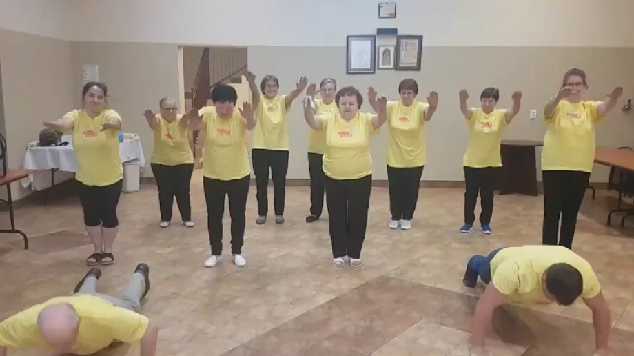 Członkowie Koła Gospodyń Wiejskich Wsi Przedświt włączyli się w akcję #GaszynChallenge mającą na celu zebranie środków dla chorej Zosi.