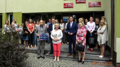 Ostrów Mazowiecka - Przed budynkiem Urzędu Gminy w Zarębach Kościelnych, dnia 8 