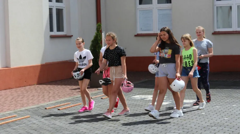 Uczniowie klas czwartych ostrowskiej "Jedynki" 2 lipca przystąpili do egzaminu praktycznego na kartę rowerową. Umiejętność jazdy na rowerze i
