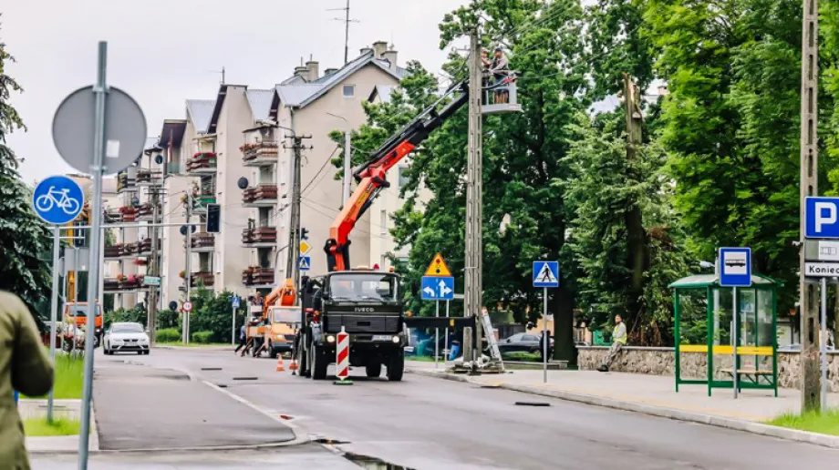 Dziś od godzin porannych trwa przepinanie linii energetycznych na nowe słupy oraz demontaż starych słupów przy ulicy Kościuszki.
[foto]23791
