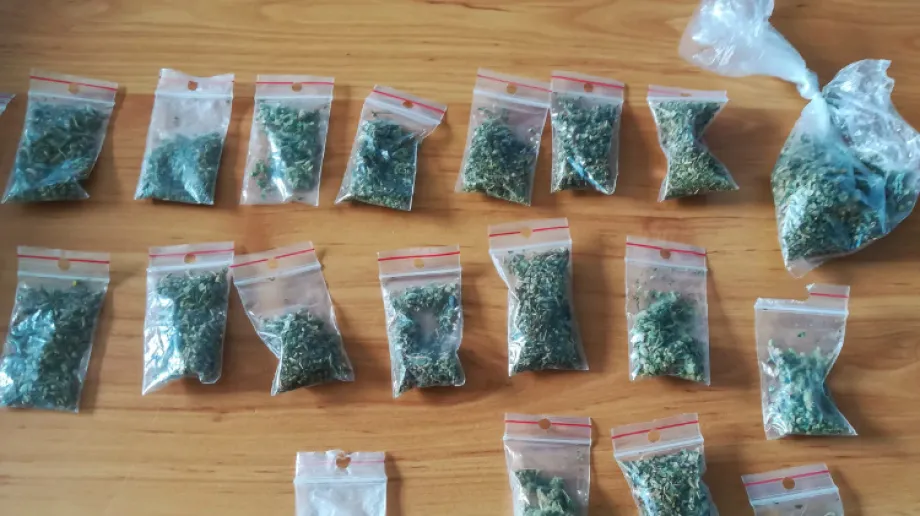 Ostrowscy kryminalni zatrzymali 27 -latka. W mieszkaniu mężczyzny znaleźli skorodowane części amunicji i broni z okresu II wojny światowej or