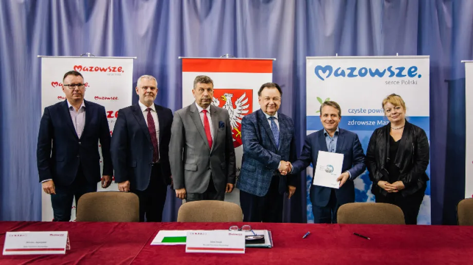 Burmistrz Jerzy Bauer razem ze skarbnik Miasta Anną Wilczyńską podpisali umowę na pomoc finansową przy realizacji nasadzeń drzew w naszym mie