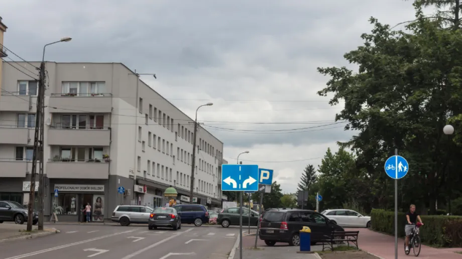 W niedziele pochmurno z przejaśnieniami i opadami deszczu, miejscami intensywnymi do 30-40mm oraz burzami w pasie od Śląska przez centrum po Pod