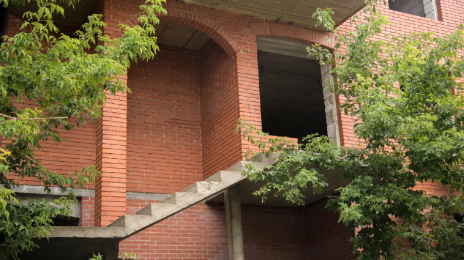 Do tragicznych wydarzeń doszło w miniony weekend w Ostrowi Mazowieckiej, 18 lipca z niewyjaśnionych przyczyn z pustostanu przy ulicy Pocztowej s