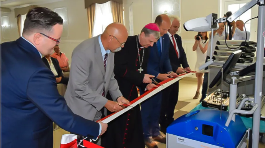 Ostrów Mazowiecka to miasto, które jako jedyne w Polsce i Europie środkowo-wschodniej zostało posiadaczem robota ortopedycznego Navio.[foto]236