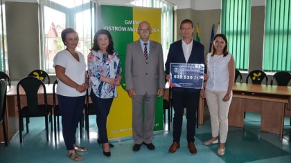 Ostrów Mazowiecka - Starosta Ostrowski Zbigniew Chrupek wręczył na ręce wójta Gm