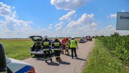 Ostrów Mazowiecka - Zderzenie trzech samochodów w Ponikwi Małej. Kierowca kia (r