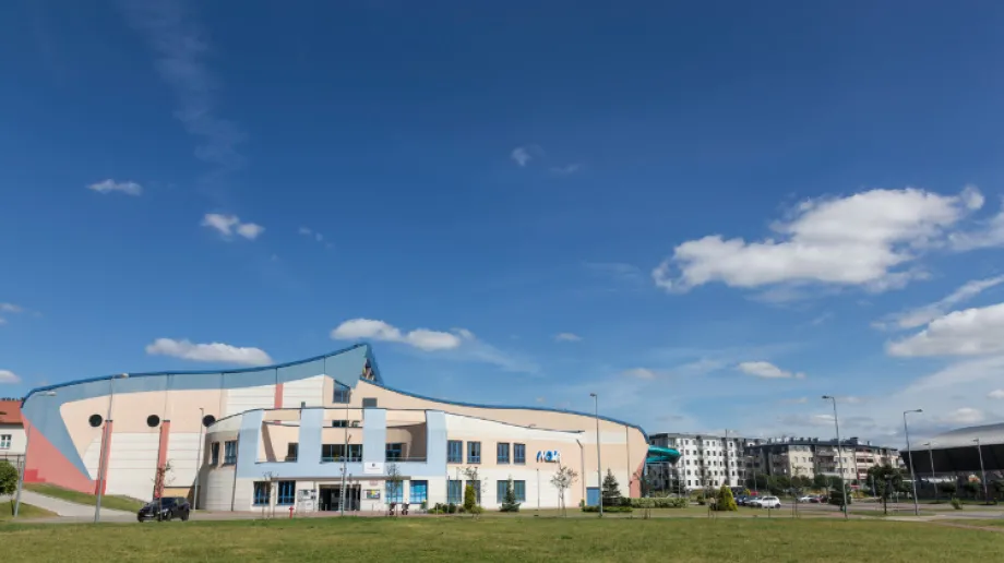 Przeważnie słonecznie, ale na Ziemi Lubuskiej i krańcach południowych kraju opady deszczu i burze, lokalnie z gradem. Od 27 st. na Suwalszczyź